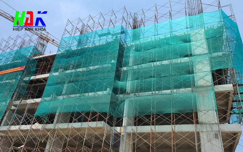 Ưu Điểm Và Quy Trình Lắp Đặt Giàn Giáo Bao Che Nhà Cao Tầng