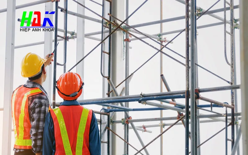 #1 Quy Trình Lắp Đặt Giàn Giáo Xây Dựng An Toàn, Đúng Cách 3 Kiểm Tra Và Cân Chỉnh Độ Thẳng Đứng Của Giàn Giáo
